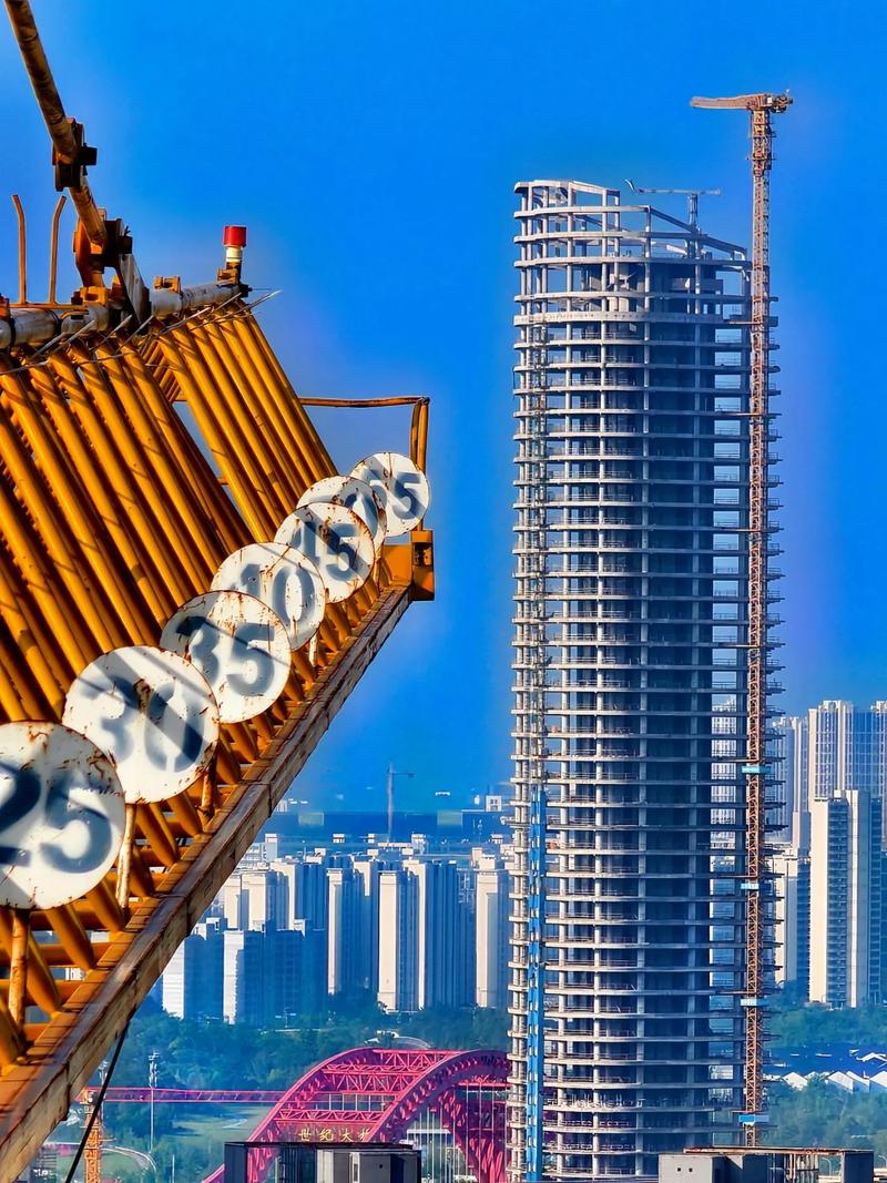 晴空下的贛州 塔吊林立，城市新顏耀眼綻放